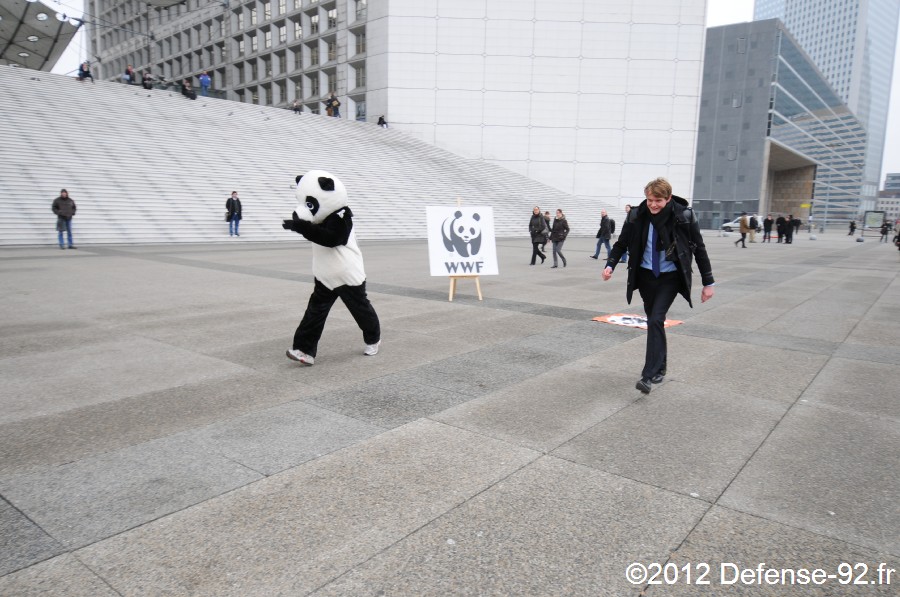 Un panda sur le parvis de La Défense