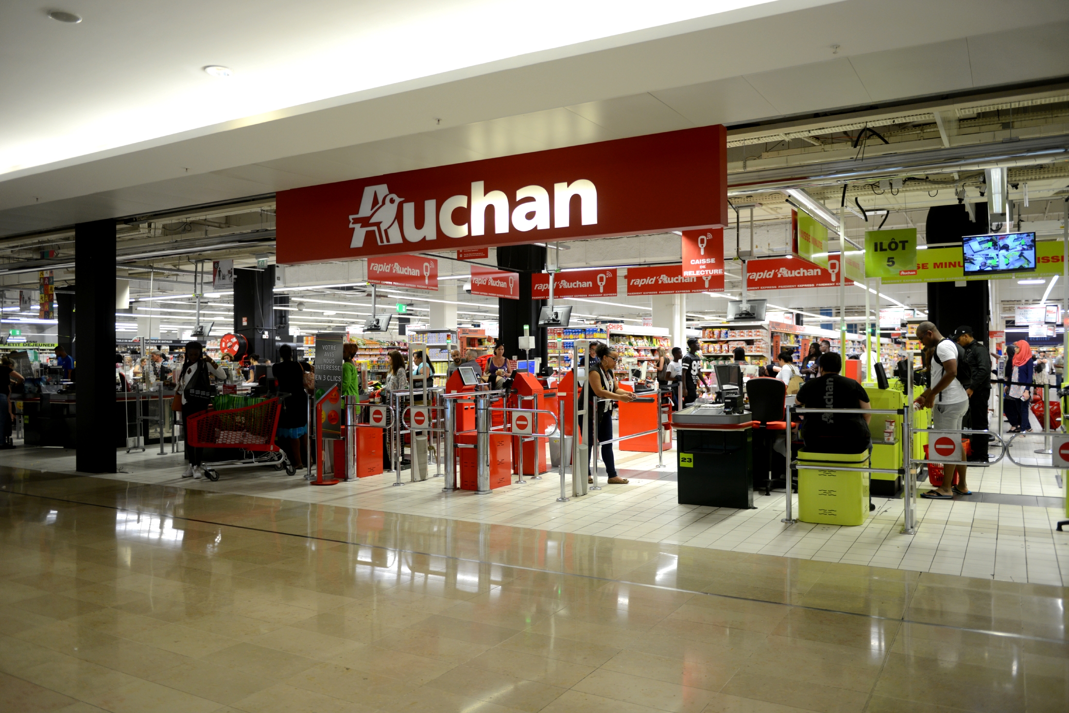 Auchan компании франции. Auchan во Франции. Ашан во Франции. Ашан это французский магазин. Магазин Ашан во Франции.