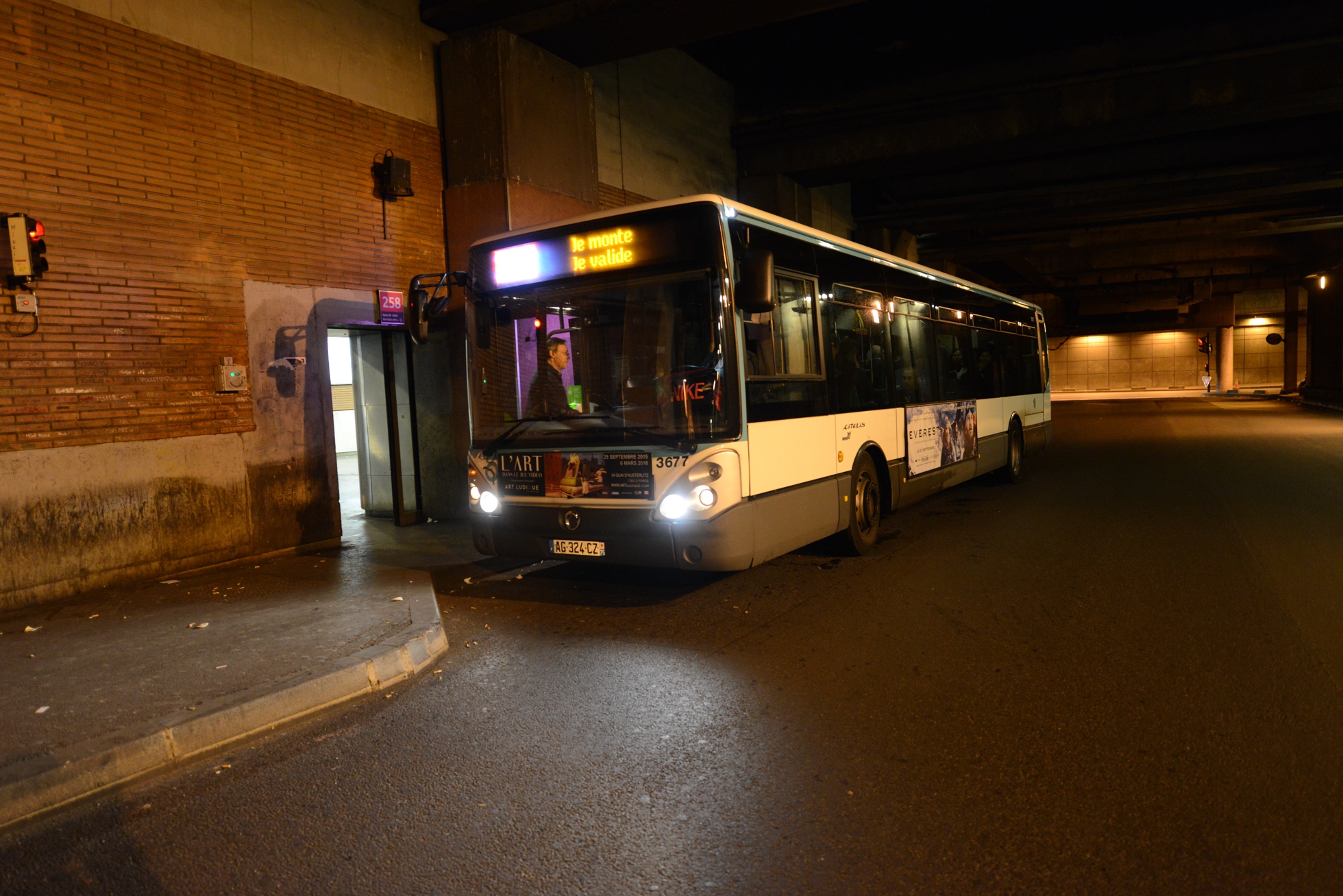 Un bus de la ligne 258 - Defense-92.fr