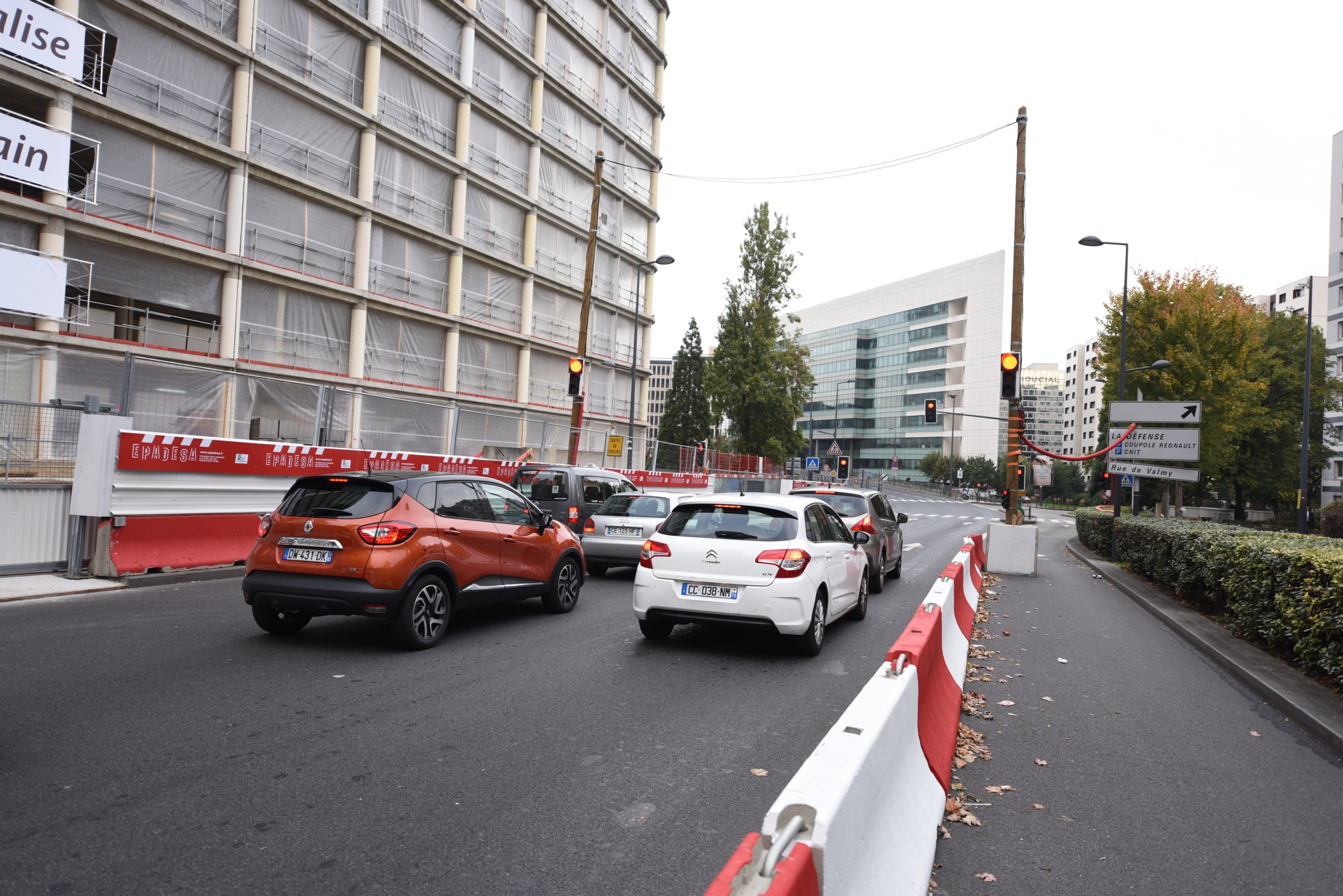 Le feu tricolore installé devant le chantier de l'immeuble E+ le 12 octobre 2015 - Defense-92.fr