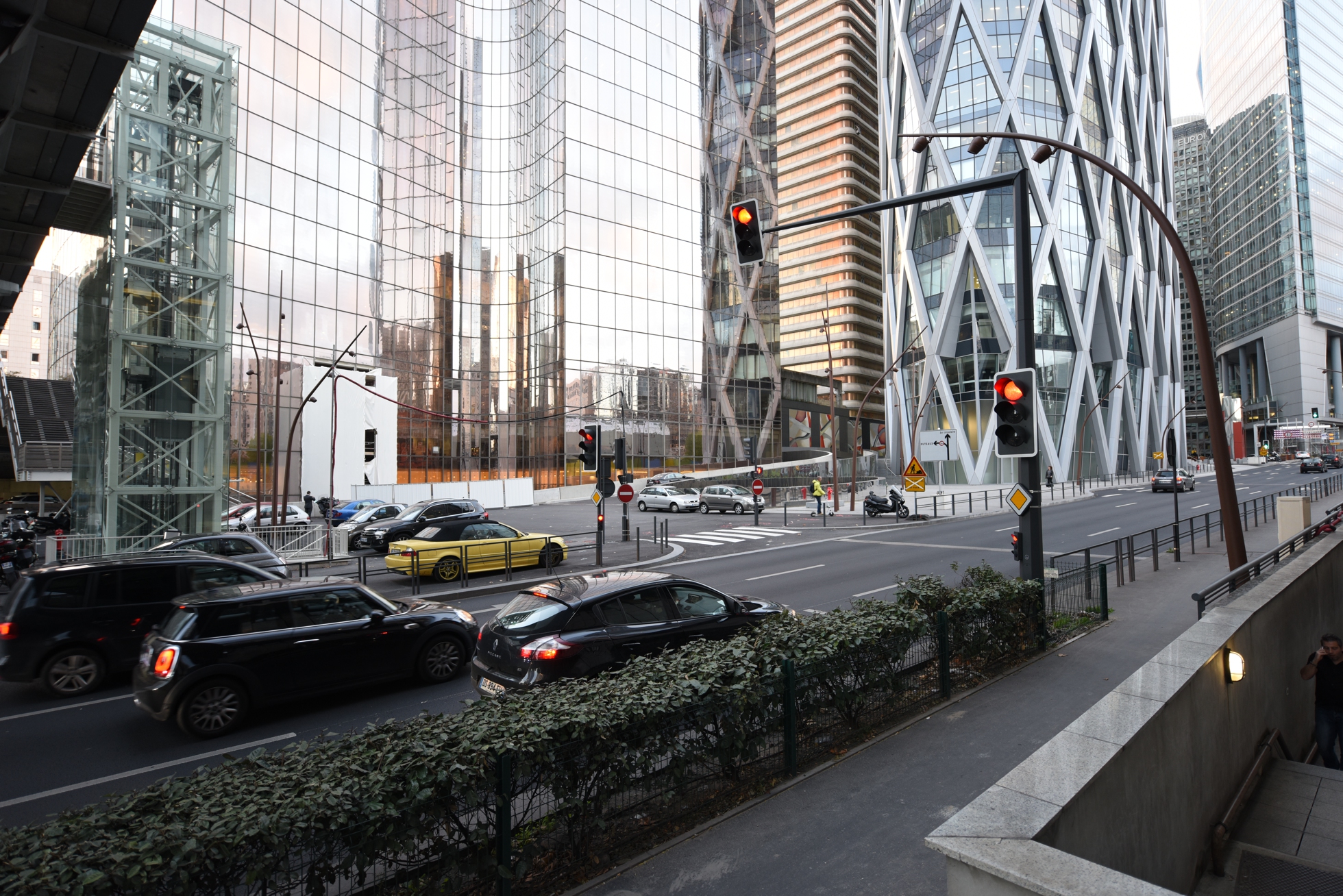 Le nouveau feu tricolore sur le boulevard circulaire au niveau de la tour D2 - Defense-92.fr