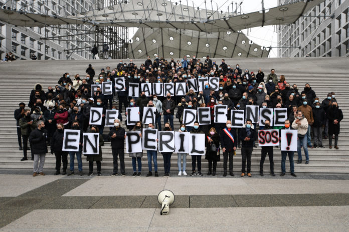 Près de 120 patrons et salariés des restaurants de La Défense se sont réunis au pied de l’Arche - Defense-92.fr