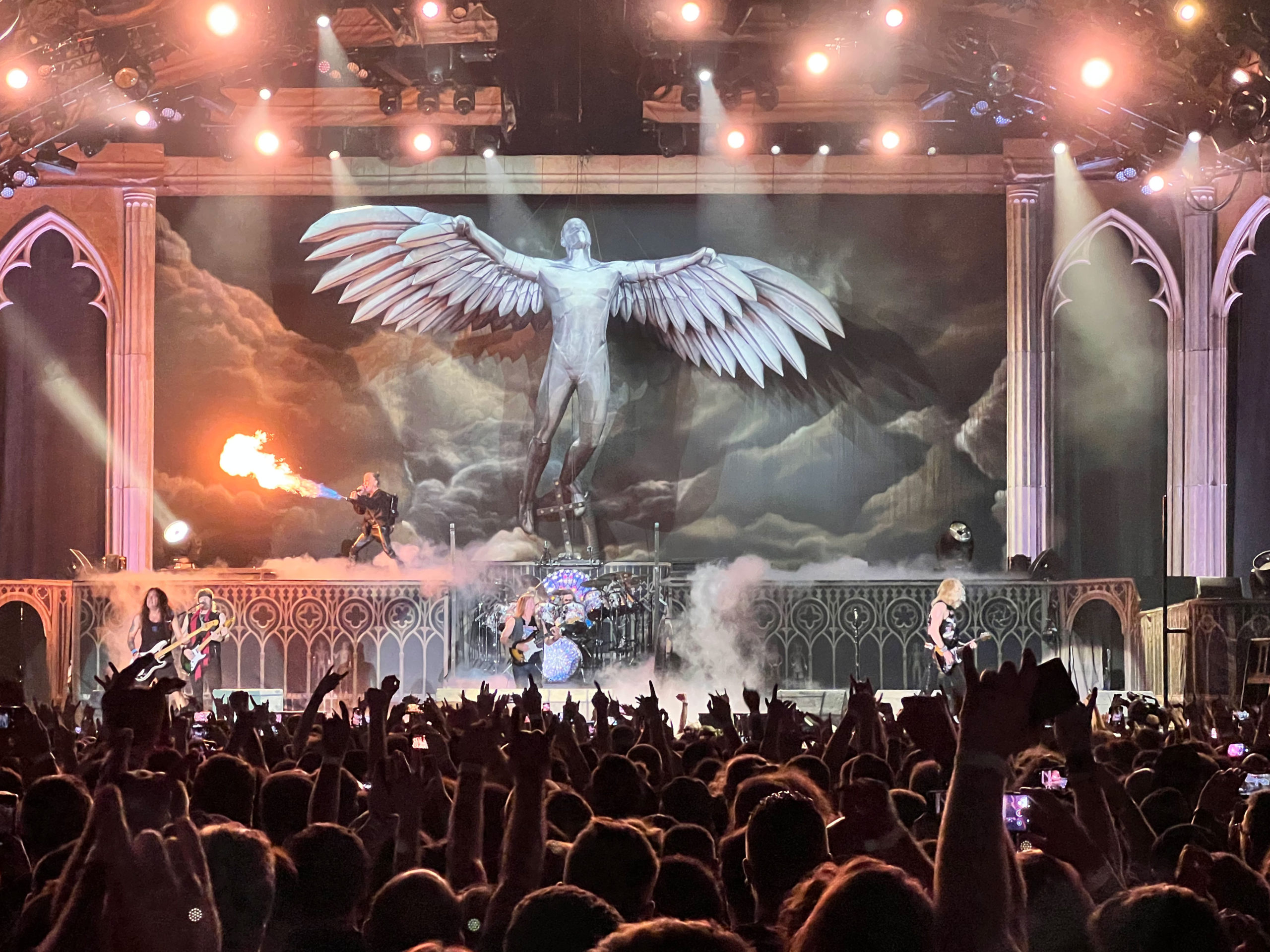 Iron Maiden offre un show complètement dément à Paris La Défense Arena