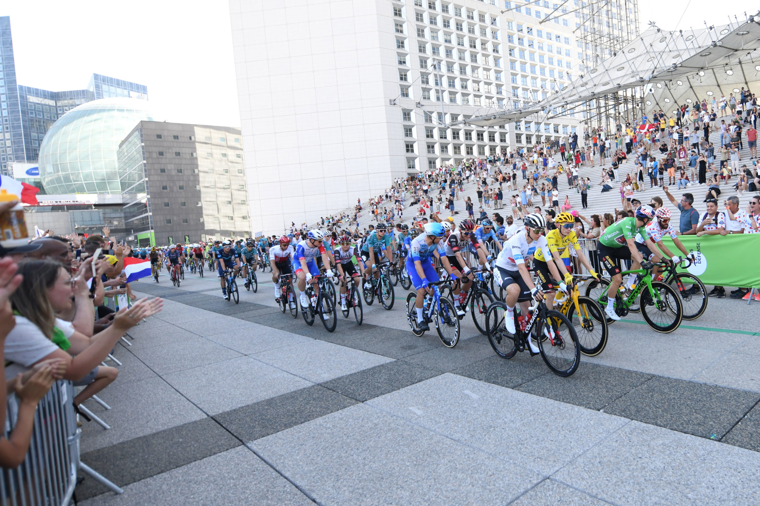 La última etapa del Tour de Francia arrancó en La Défense en un ambiente distendido