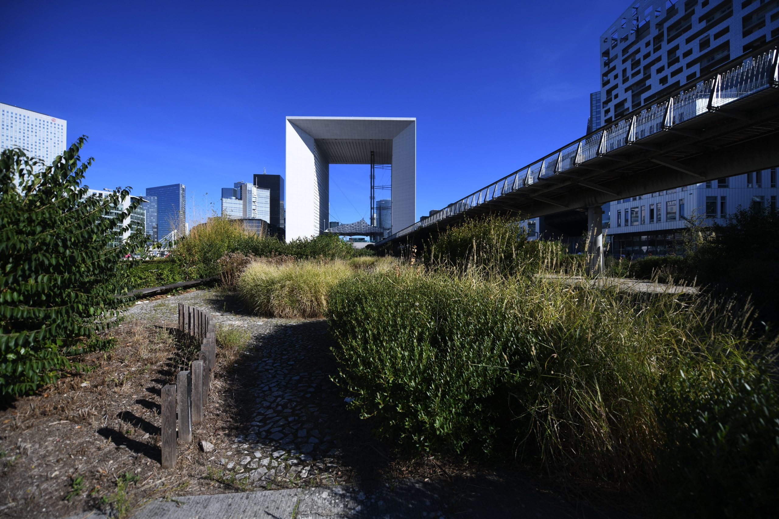 Une ballade urbaine et commentée dans les jardins de La Défense Defense92.fr