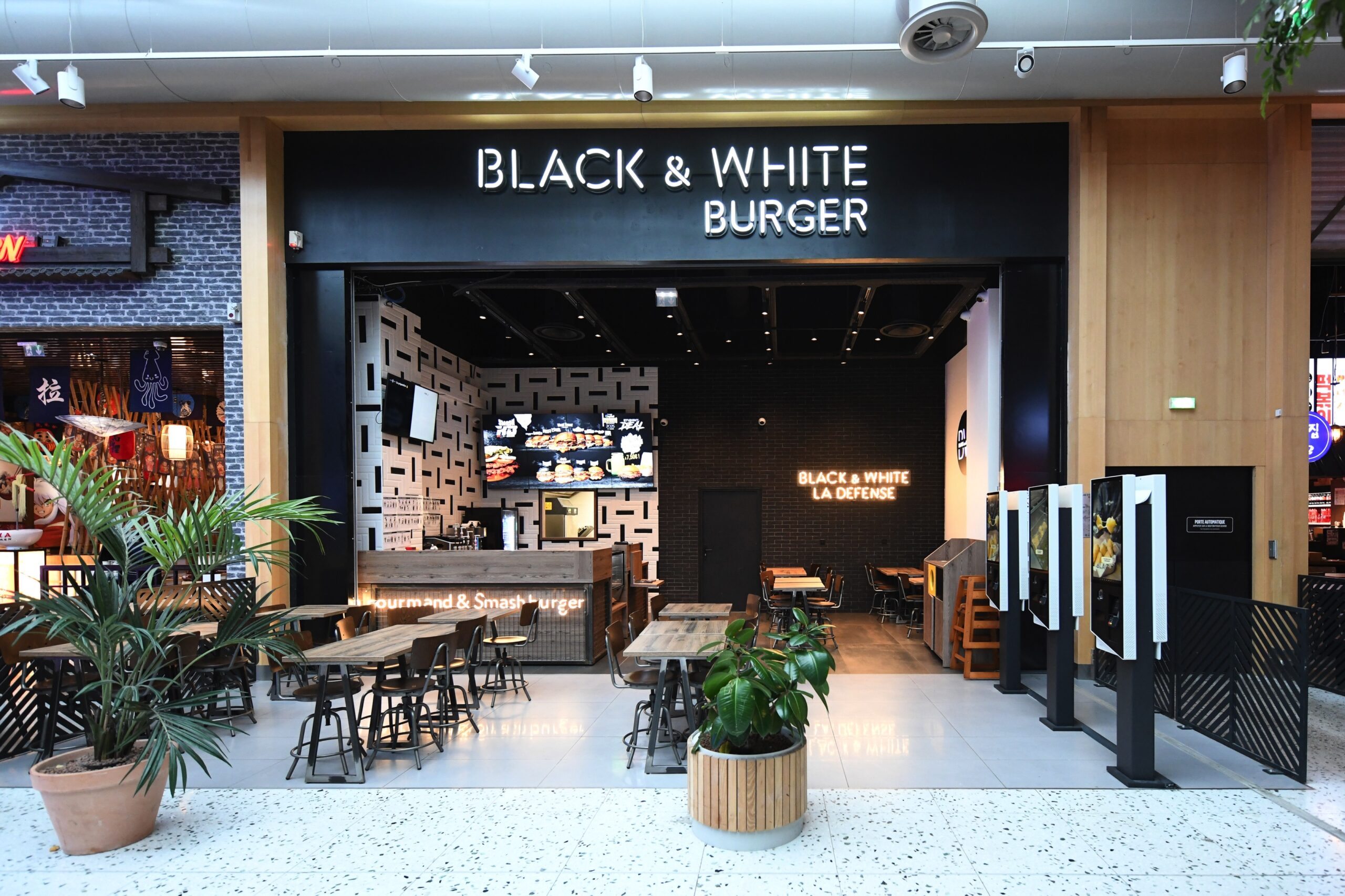 black-and-white-burger-d-barque-la-d-fense-pour-s-attaquer-aux-g-ants