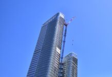 Il saute en base jump depuis le sommet de The Link, le futur siège de TotalEnergies