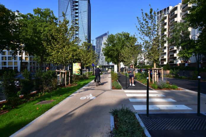 La nouvelle piste cyclable s’étire du Rond-point des Bergères au quartier de La Défense - Defense-92.fr