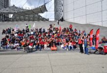 Mouvement du 10 septembre : une centaine de manifestants rassemblée au pied de la Grande Arche