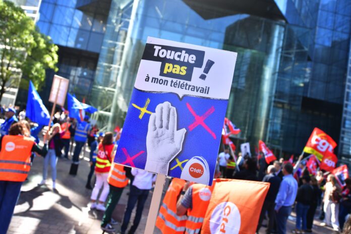 Une centaine de salariés de la Société Générale s’est rassemblée ce jeudi pour protester contre la forte diminution du télétravail - Defense-92.fr