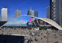 EDF investit le Westfield Cnit avec une publicité XXL