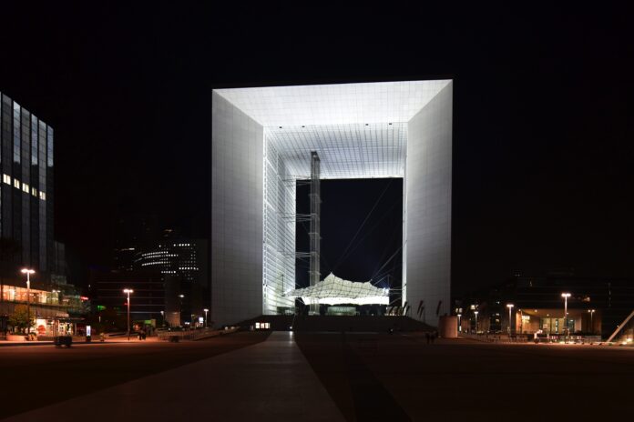La Grande Arche a enfin retrouvé la lumière - Defense-92.fr