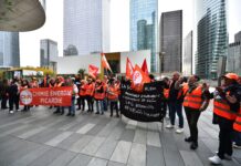 Une cinquantaine de salariés d’Albéa à La Défense pour s’opposer à la fermeture de leur usine de la Somme