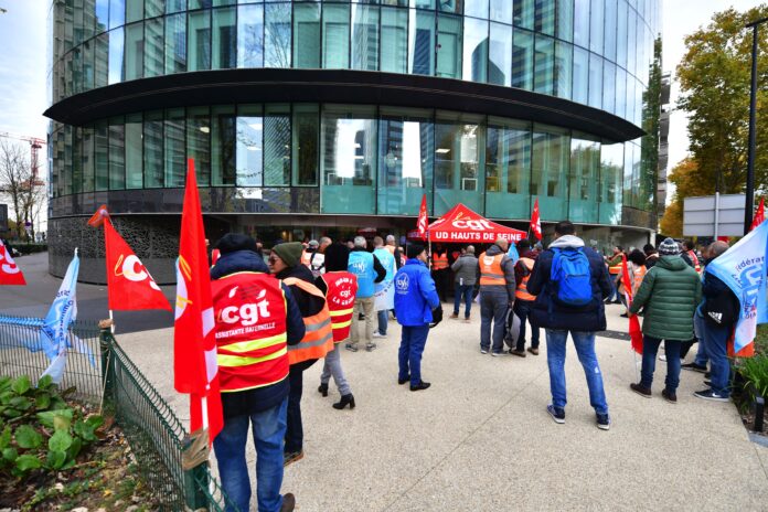 Environ cinquante salariés de la branche sécurité de Fiducial se sont mobilisés ce mercredi à La Défense à l’appel de la CGT, de la CFDT et de l’Unsa - Defense-92.fr