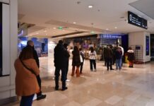 Des heures d’attente pour retirer un colis un point relais du Westfield Les 4 Temps