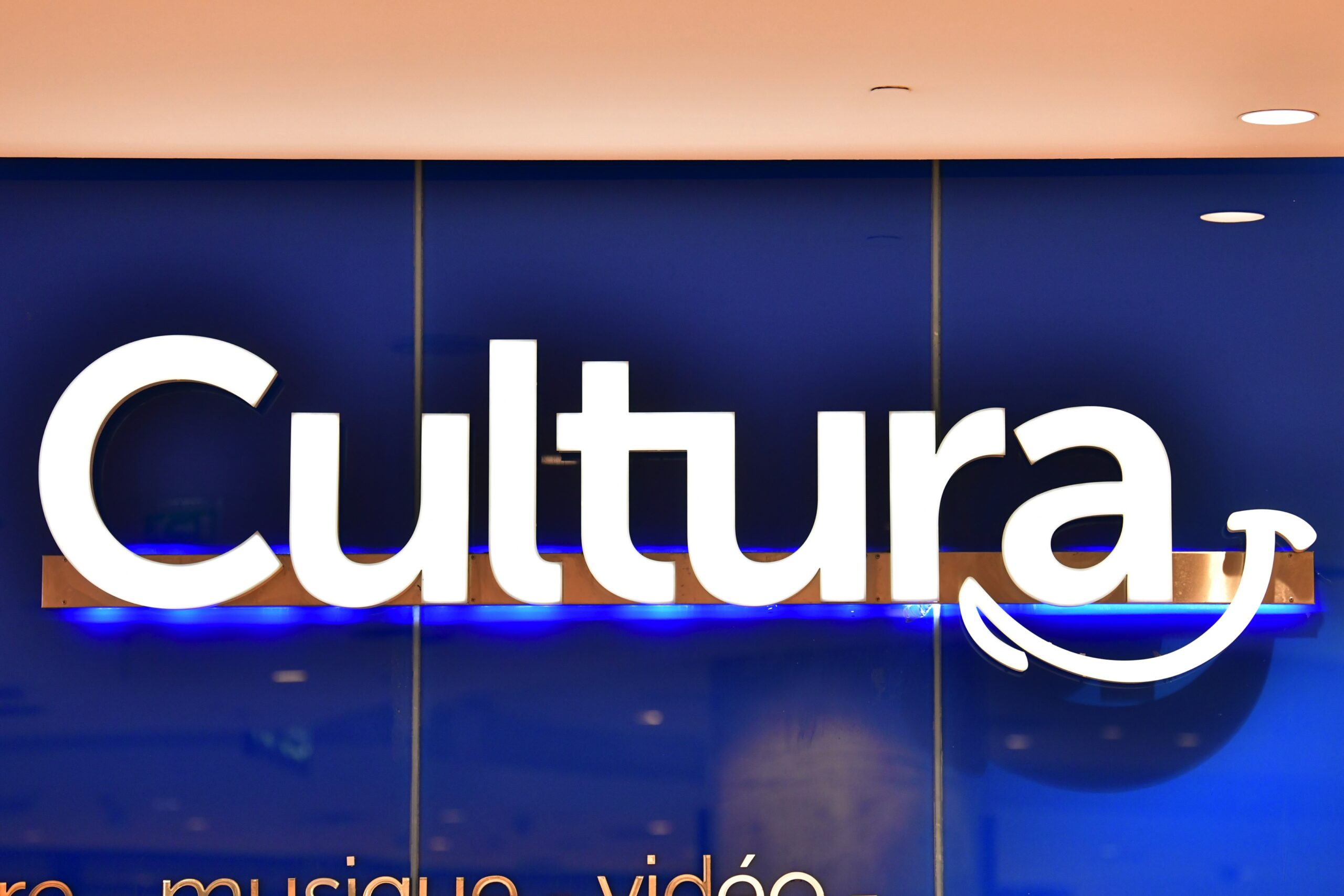 Le Brésilien Raí, ex-star du PSG, en dédicace au Cultura de La Défense