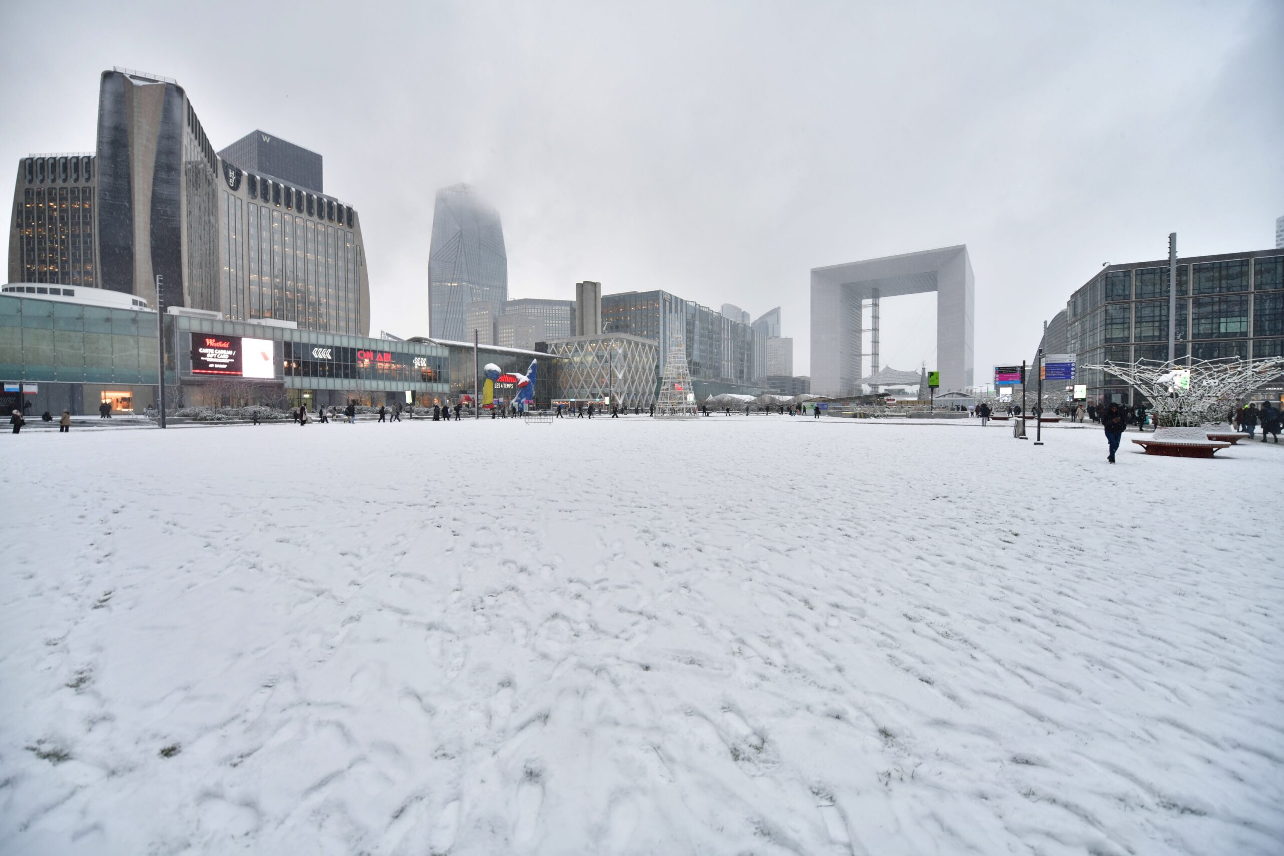 La neige blanchit le quartier d’affaires de La Défense