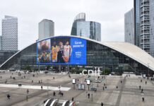 Amazon s’invite sur le Westfield Cnit avec une publicité géante