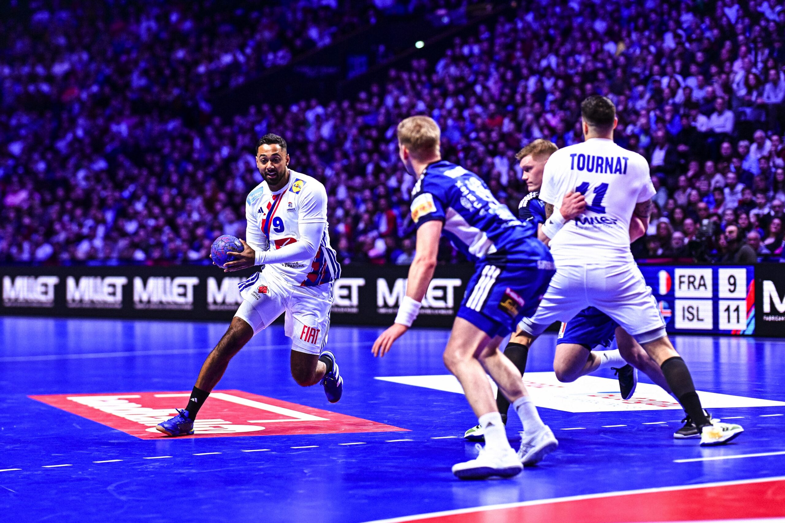Handball à la Paris La Défense Arena : face à l’Islande, les Bleus s’imposent de justesse et remportent le Tournoi de France