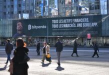 La plateforme de trading Bitpanda s’affiche sur la façade du Westfield Les 4 Temps
