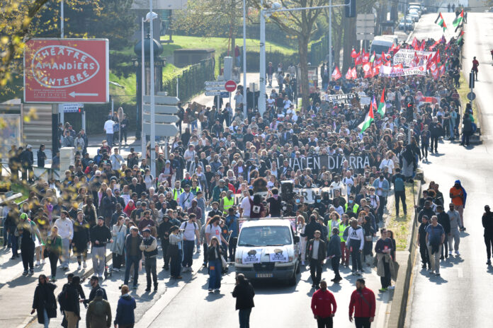 La manifestation rassemblé un millier de personnes (600 selon la police) - Defense-92.fr