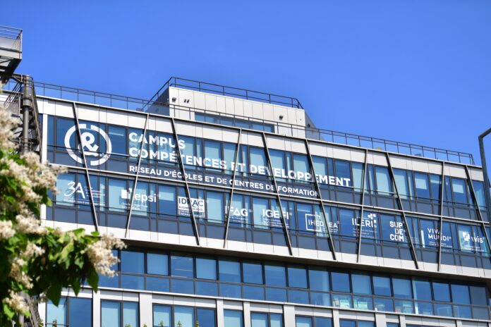 Le campus Compétences & Développement est implanté à Courbevoie, en bordure de Seine - Defense-92.fr