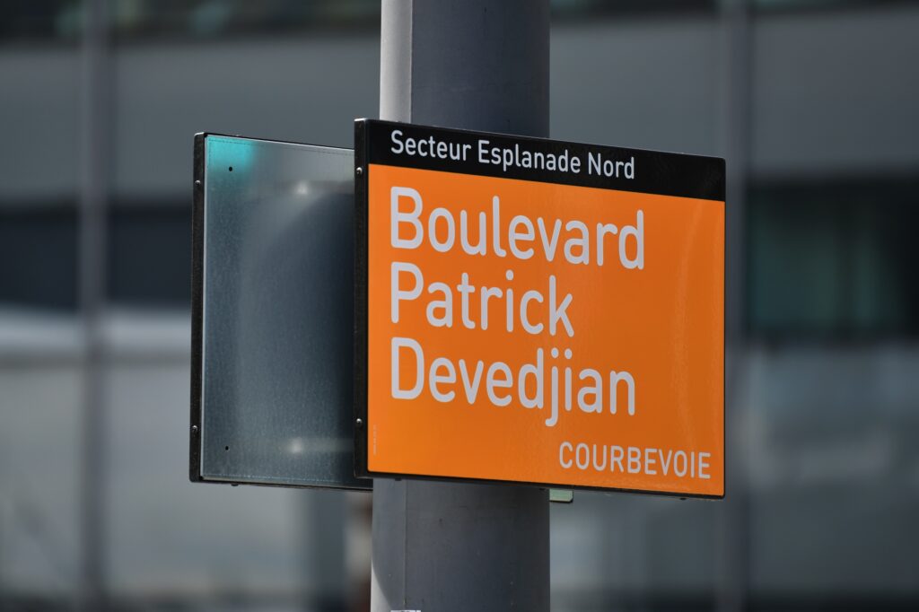 Paris La Défense modernizes its urban signage