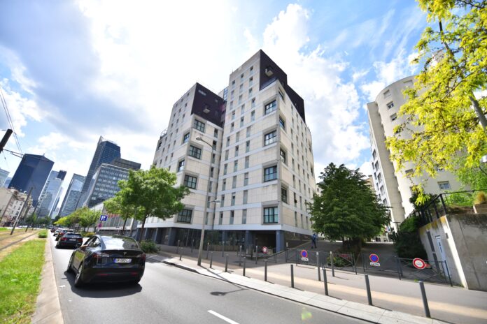 Les deux adolescentes ont été séquestrées dans cet immeuble de la Mission Marchand à Courbevoie - Defense-92.fr