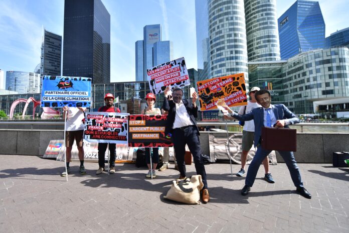 Les organisations Avaaz, Action Justice Climat Paris, Attac et 350 se sont réunies ce vendredi matin face au siège de TotalEnergies - Defense-92.fr