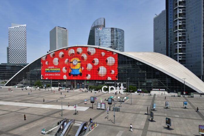 La publicité de 2 000 mètres carrés restera visible durant tout le mois juin - Defense-92.fr