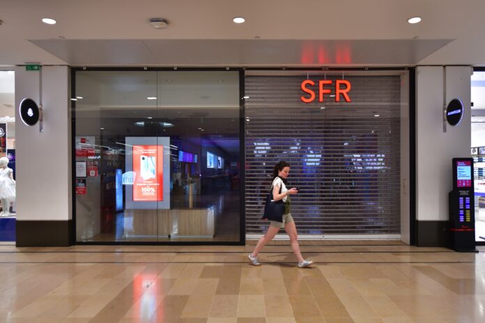 La boutique SFR du Westfield Les 4 Temps était en grève ce samedi - Defense-92.fr