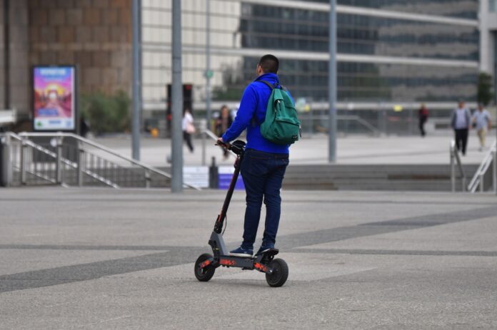 Le préfet des Hauts-de-Seine a pris un arrêté pour mieux encadrer l’usage des trottinettes et autres engins électriques de mobilité - Defense-92.fr