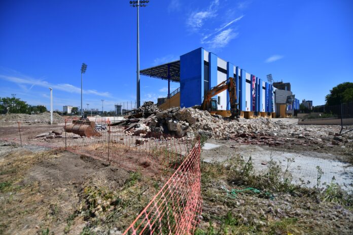 Le chantier du nouveau stade Yves du Manoir a débuté avec la destruction du pavillon de pesage - Defense-92.fr