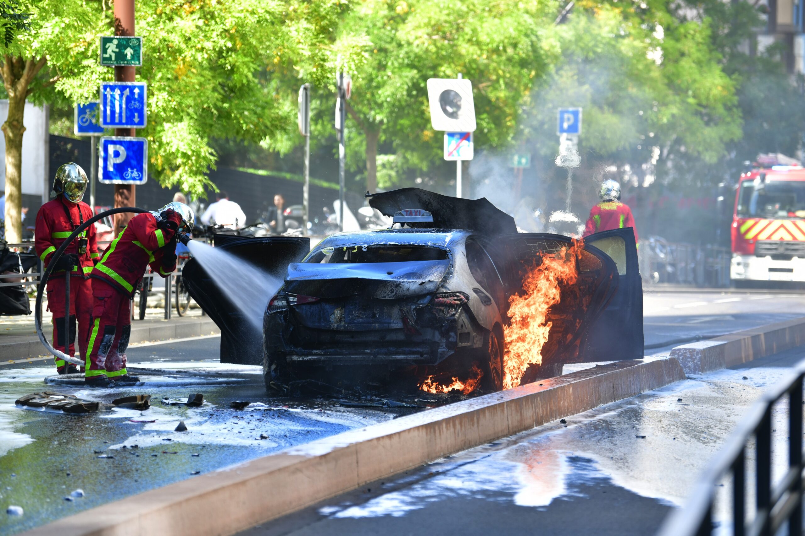 Un taxi prend subitement feu sur le boulevard Patrick Devedjian