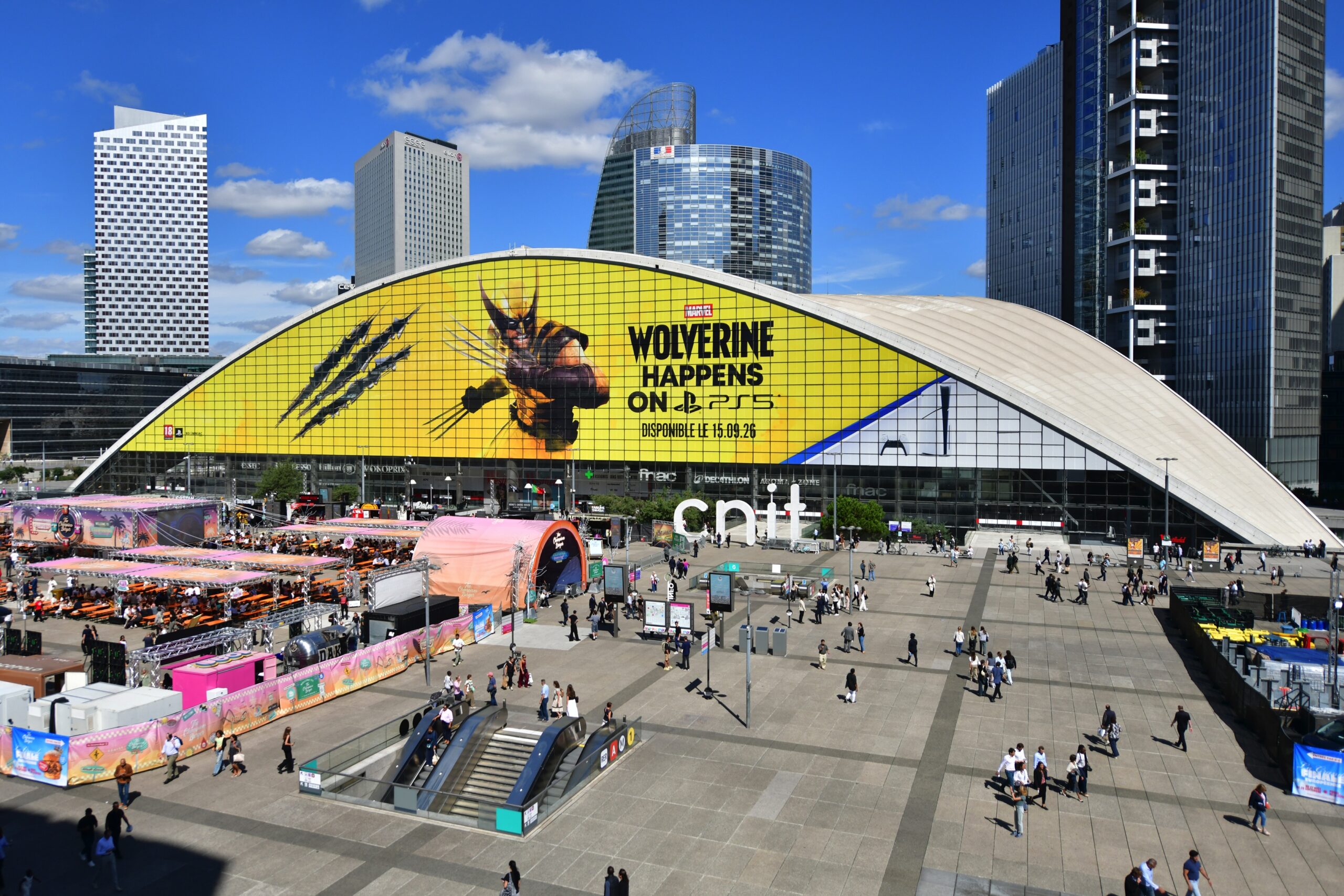 Le nouveau jeu Marvel’s Wolverine s’affiche en géant sur le Westfield Cnit