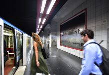 Céline Dion prend possession de la gare de La Défense