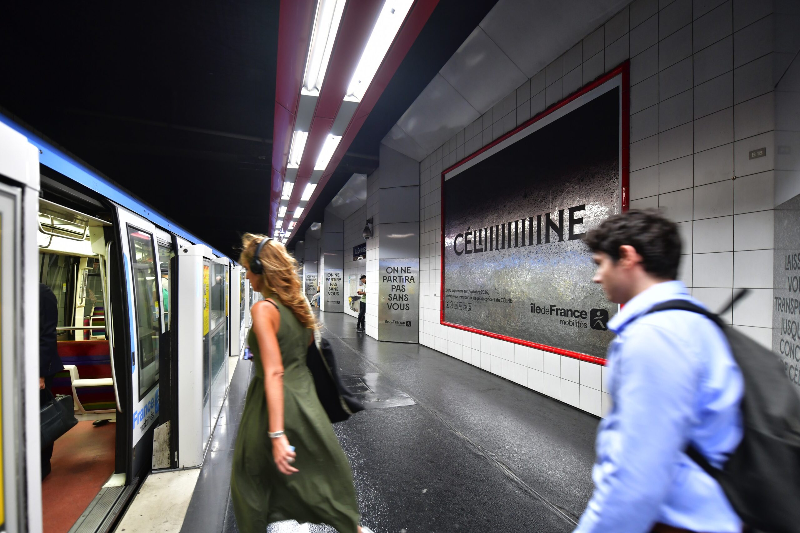 Céline Dion prend possession de la gare de La Défense