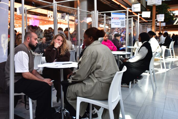 Un millier de postes seront à décrocher ce mercredi lors du job dating du Westfield Les 4 Temps et Cnit - Defense-92.fr